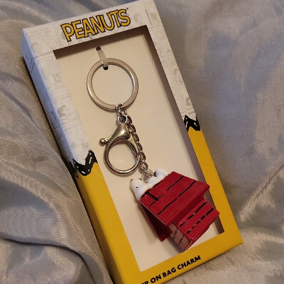 Peanuts Snoopy Red Doghouse Bag Charm Key Chain Bnib Ta - Picture 1 of 3
